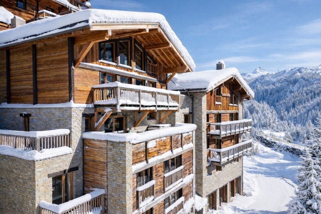 Chalets du domaine Black Diamond sous la neige à Tignes les Brévières