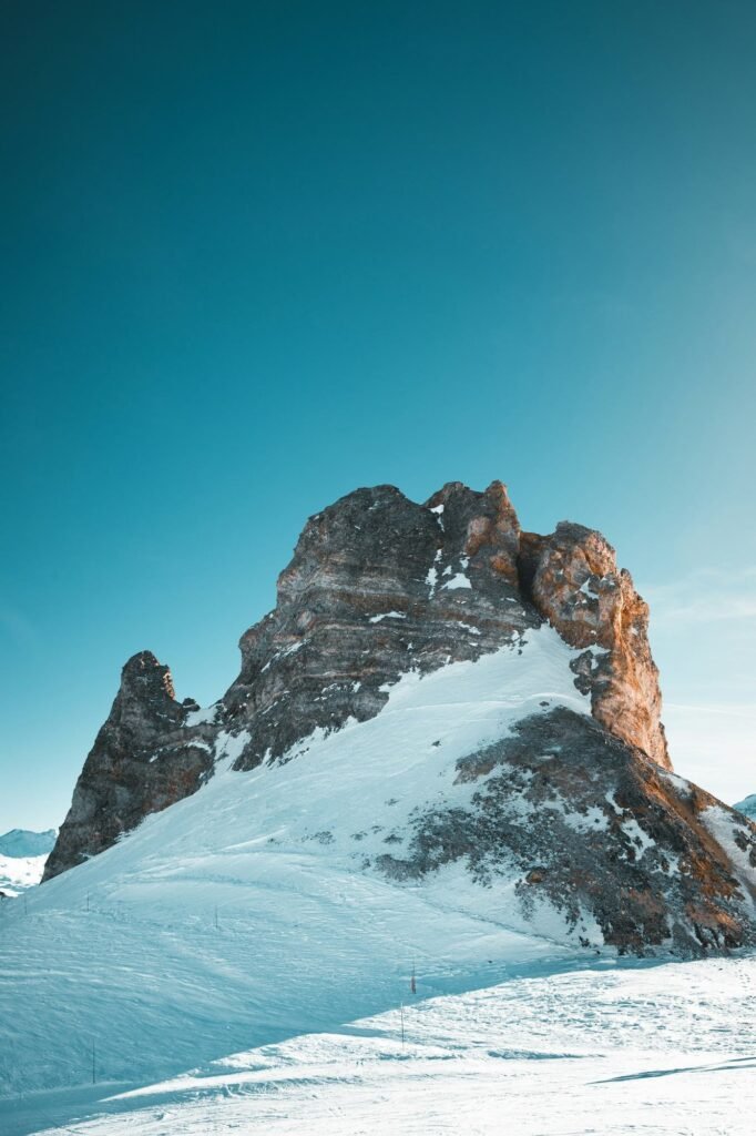 Sommet enneigé au-dessus de Tignes en hiver