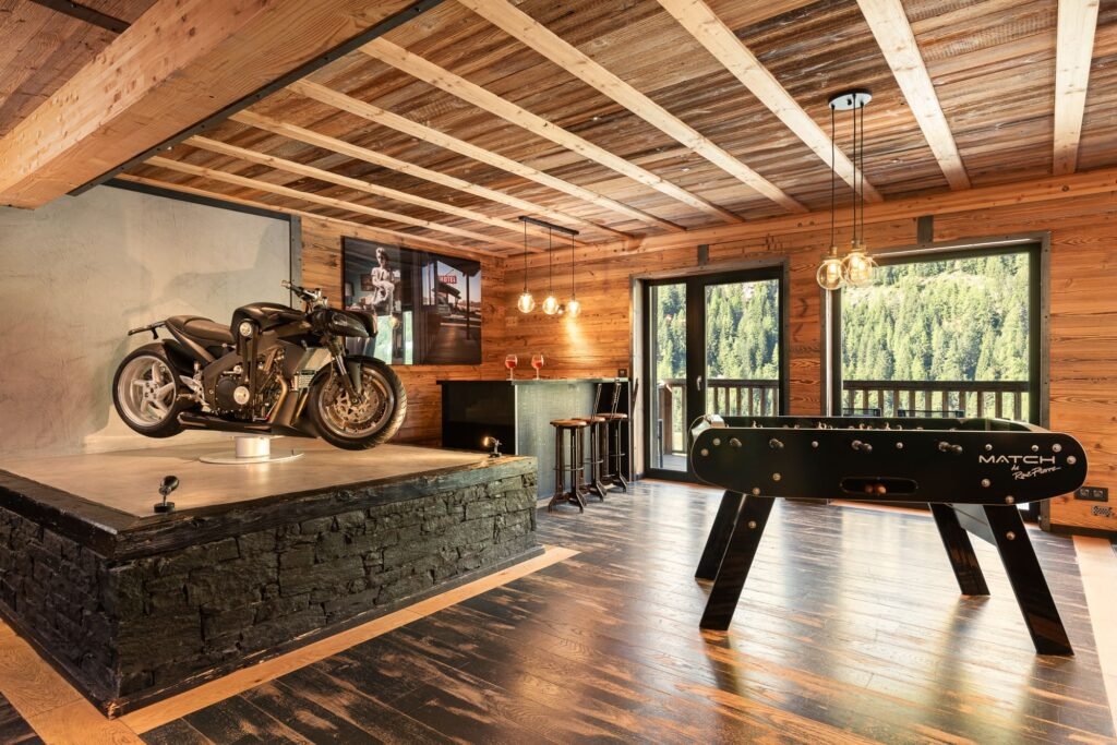 Salon avec moto et baby-foot du Chalet Babylon à Tignes