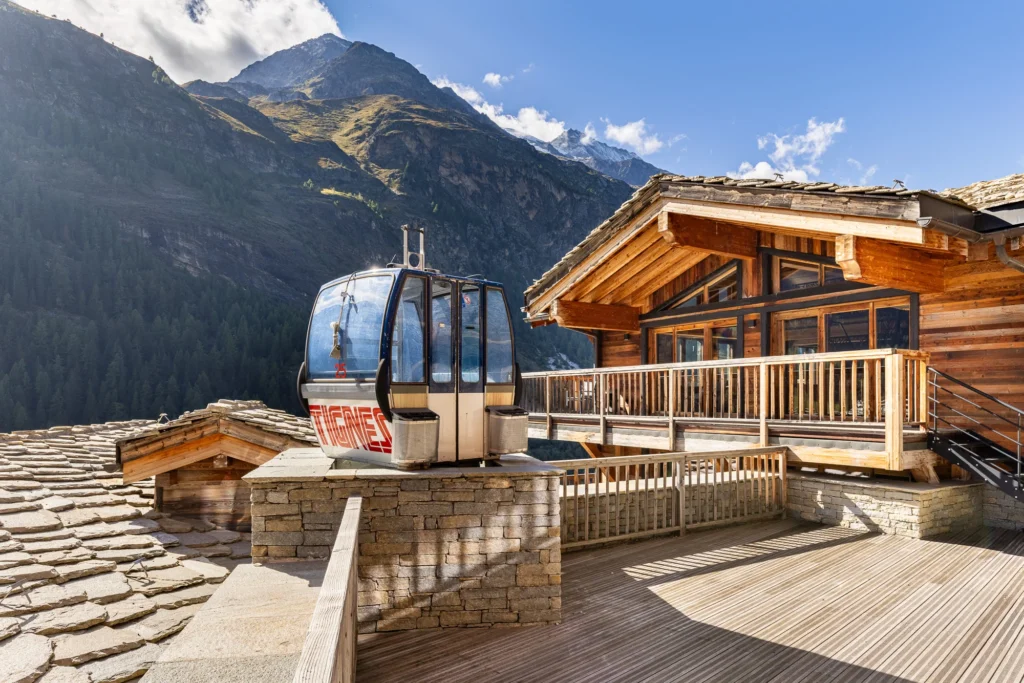 Télécabine au ras des chalets à Tignes les Brévières