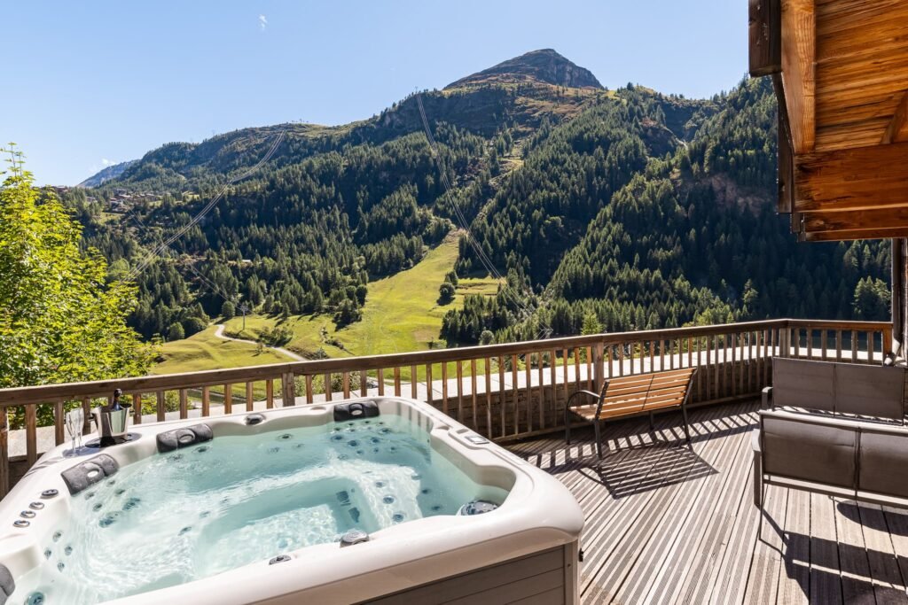 Jacuzzi privé en terrasse du Chalet Tango à Tignes