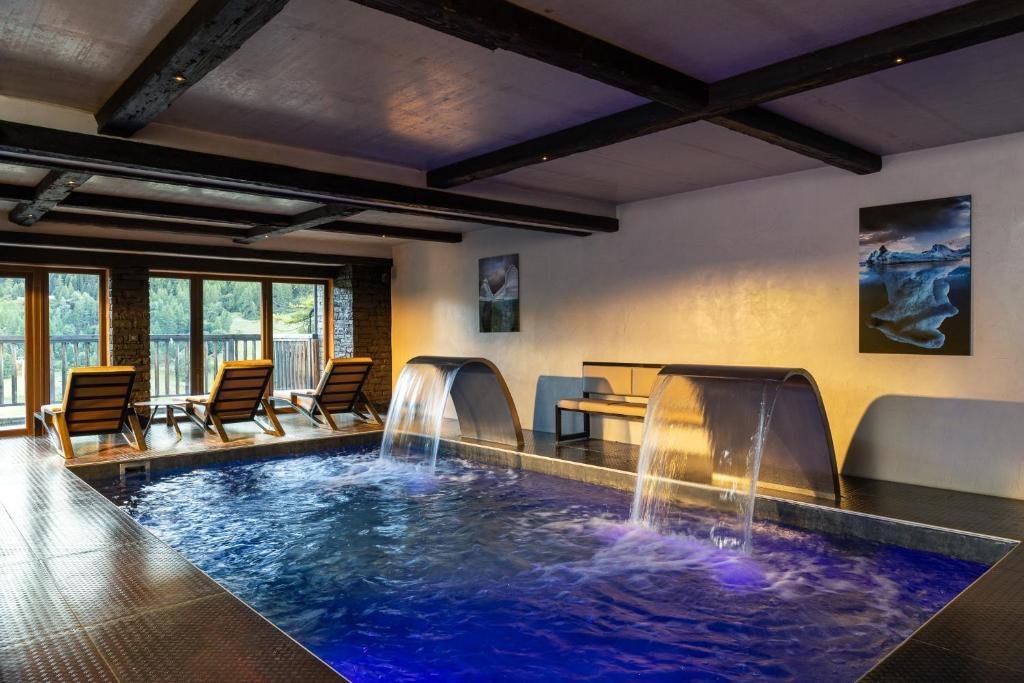 Piscine intérieure chauffée du domaine Black Diamond à Tignes