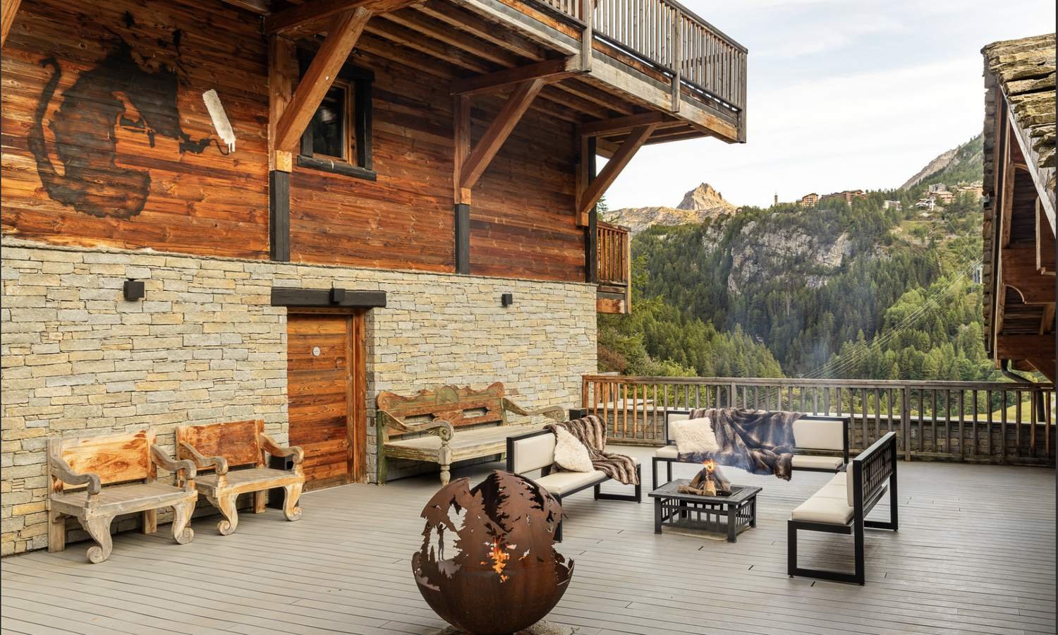 La terrasse à brasero, face à la vallée